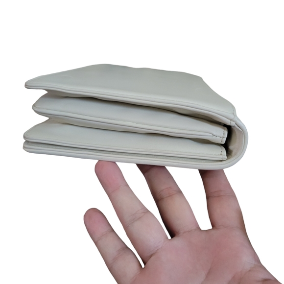 SOLD Valentino Garavani Cream Leather Crossbody Bag Clutch Bag - Picture 12 of 16